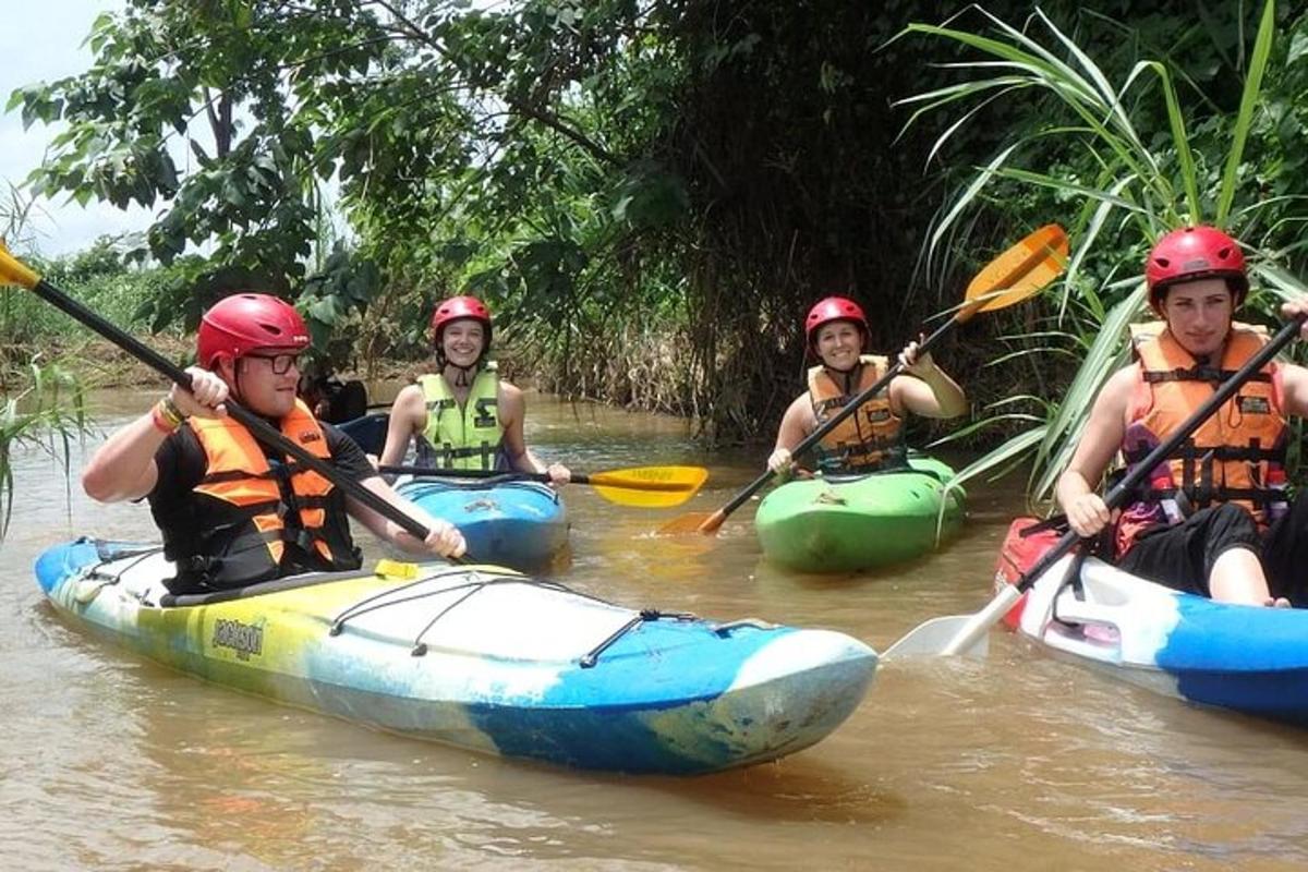 um grupo de pessoas em caiaques em um rio