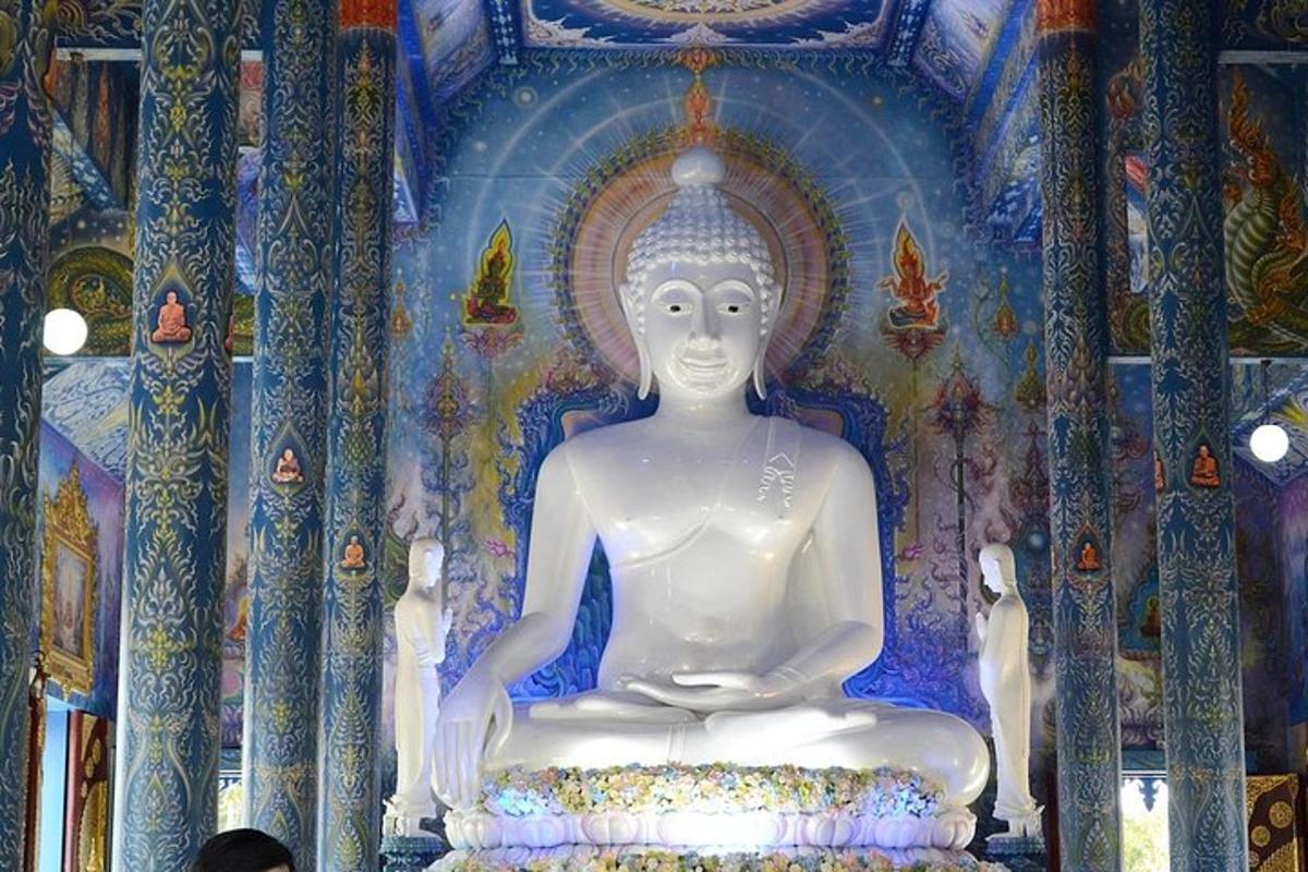 uma grande estátua branca sentada em uma sala