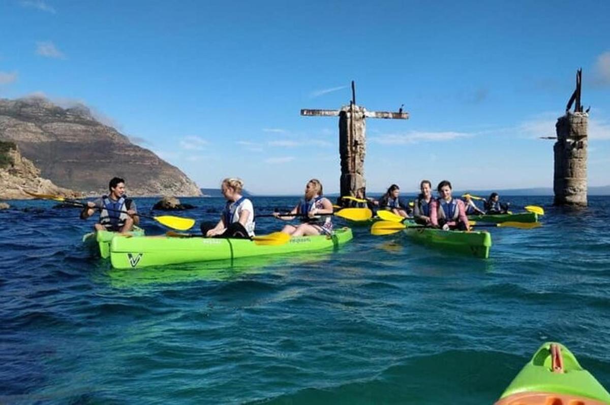 sekumpulan orang dalam kayak di dalam air
