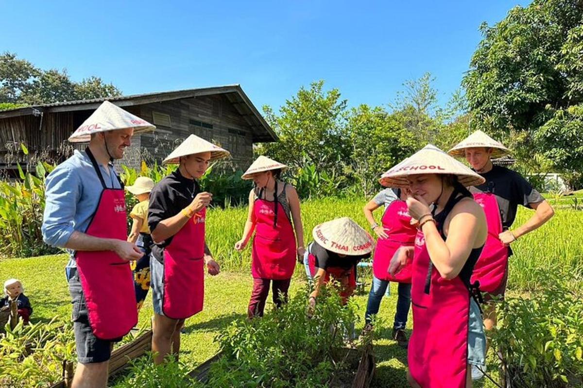Un grupo de personas con sombreros de pie en un campo.
