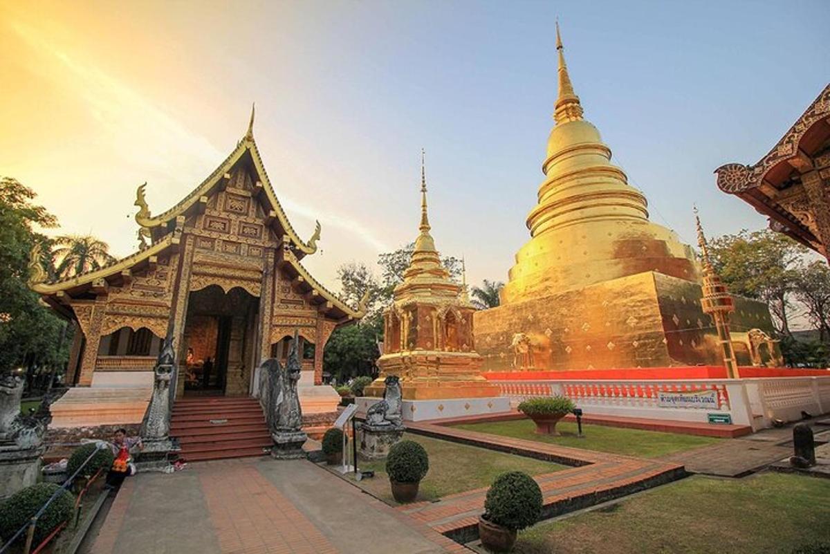 um pagode com um edifício com uma estátua na frente