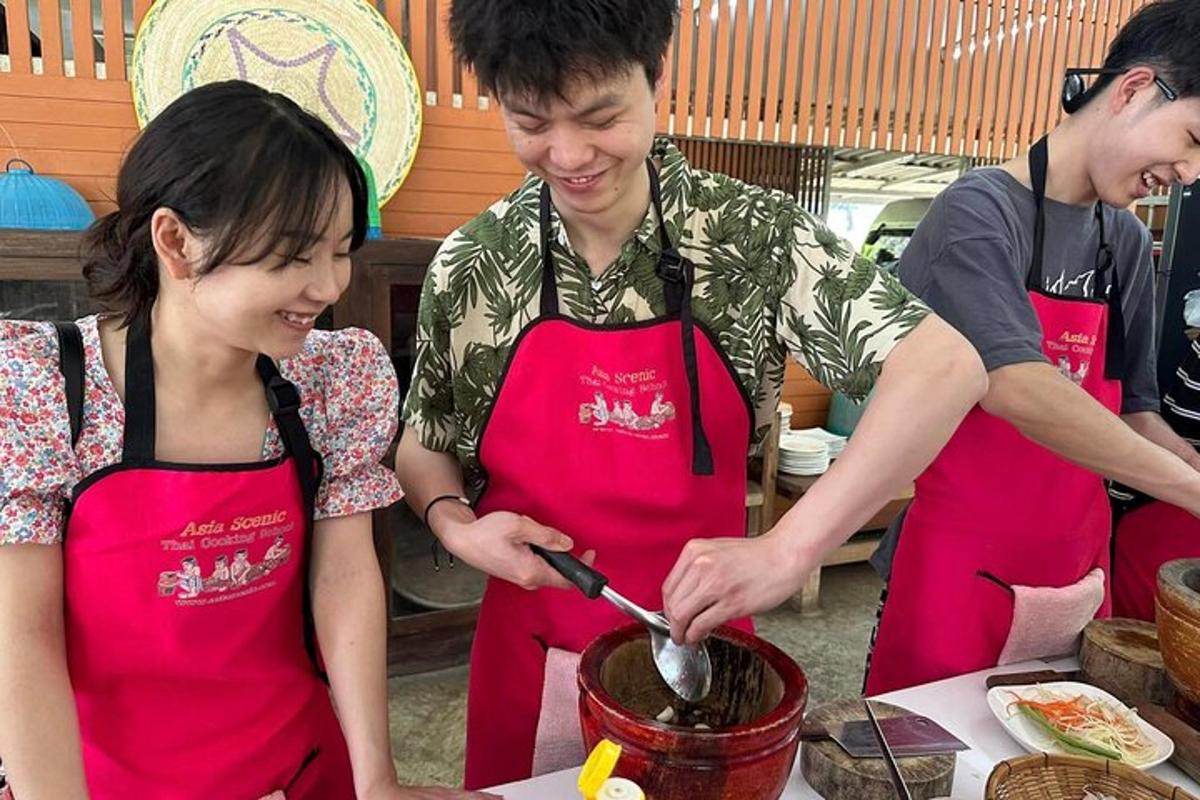 Un grupo de personas en una cocina preparando comida.