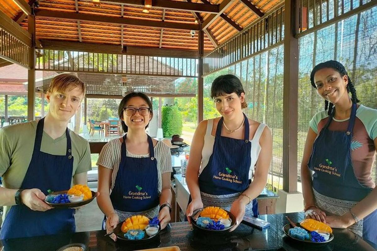 앞치마를 두르고 음식 접시를 들고 있는 사람들의 그룹