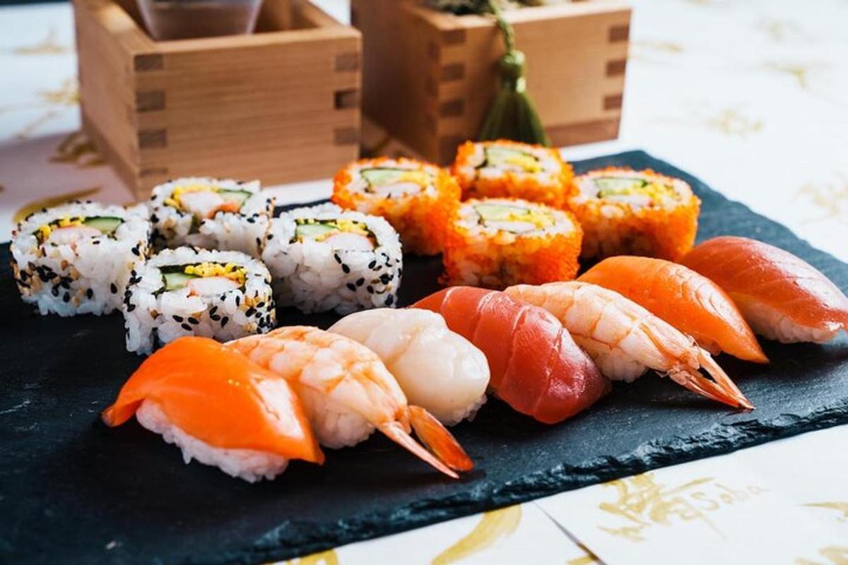 talíř sushi a zeleniny na stole