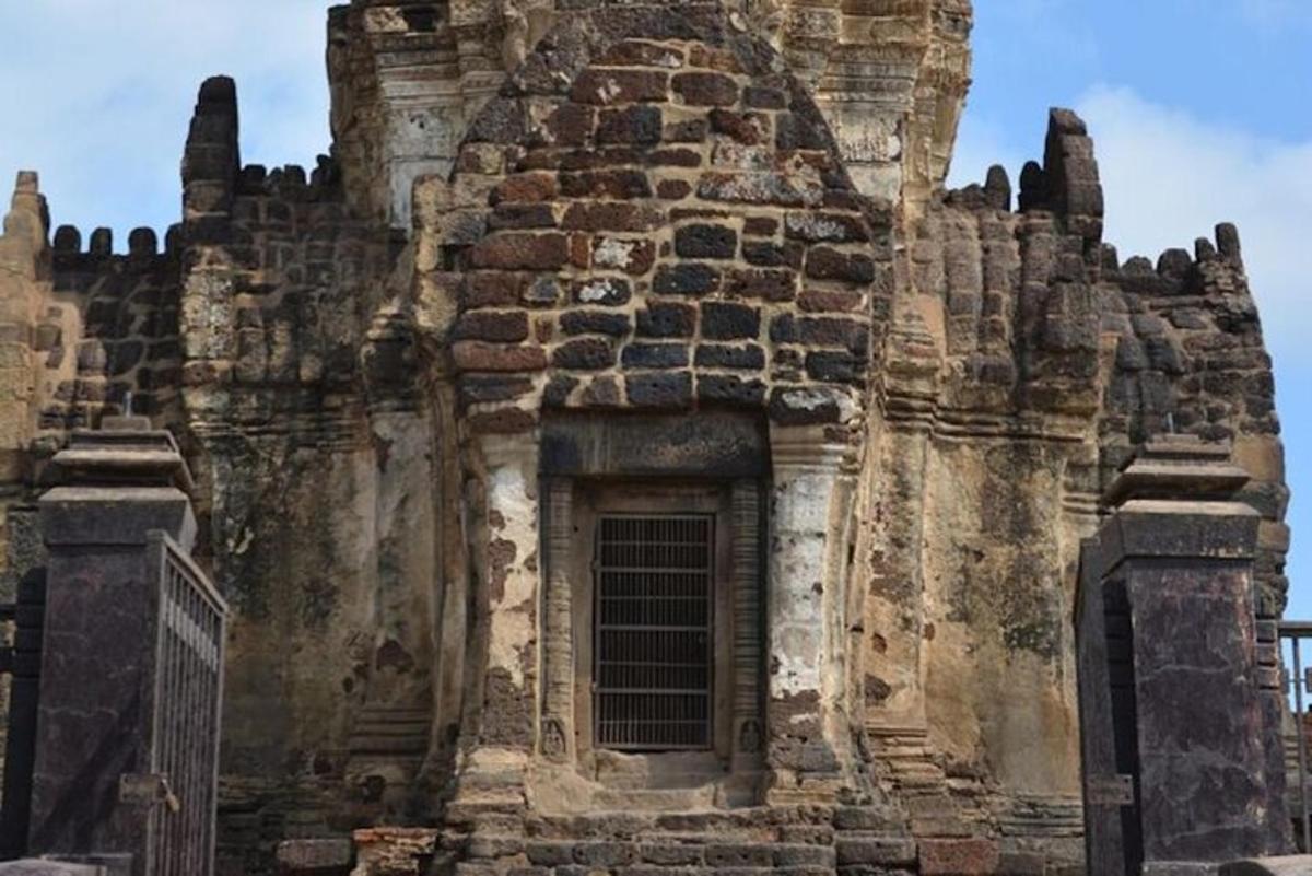 un antic edifici de pedra amb una finestra