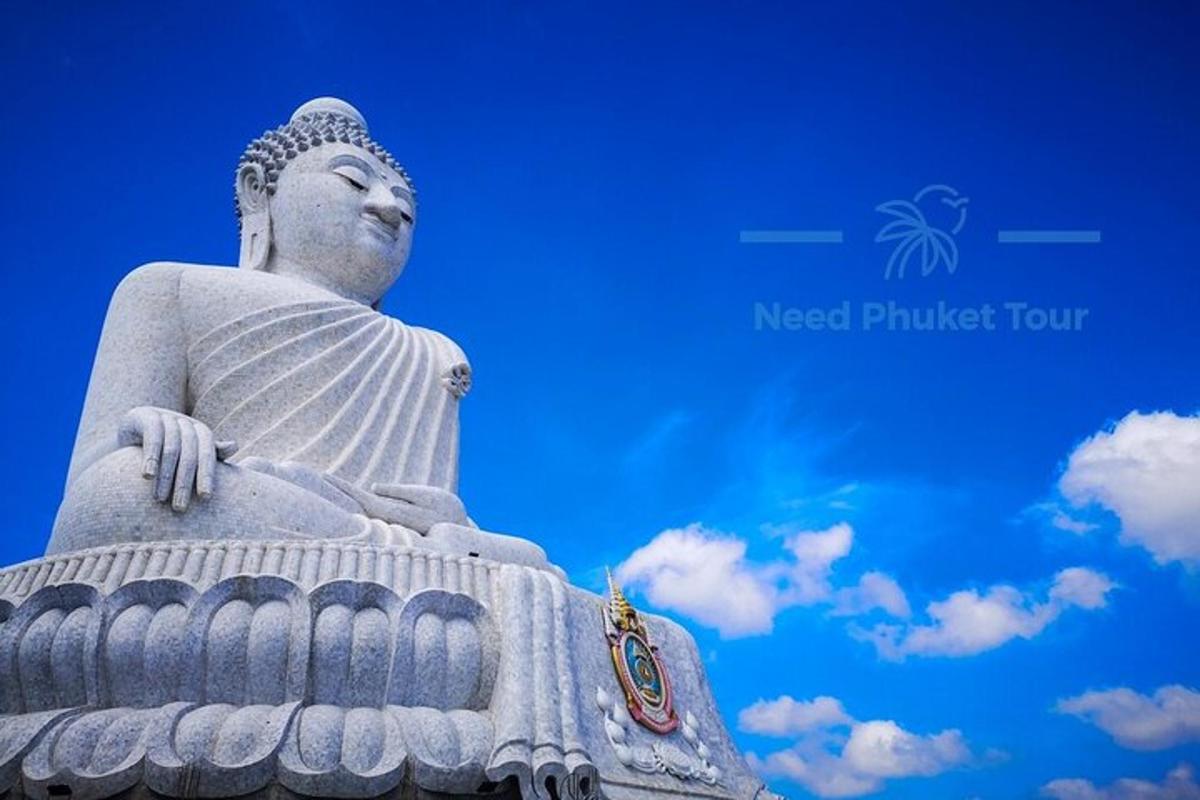isang rebulto ng isang buddha laban sa isang asul na kalangitan