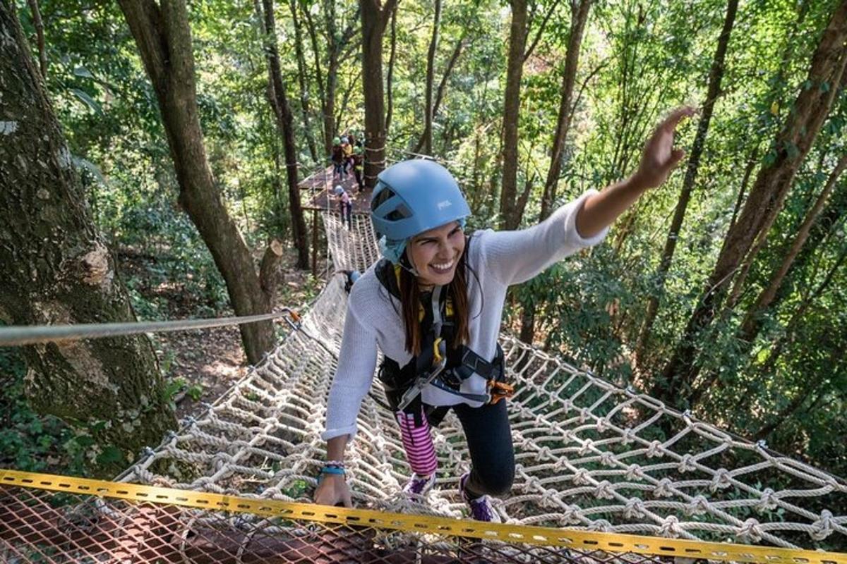 una donna su una teleferica nella foresta