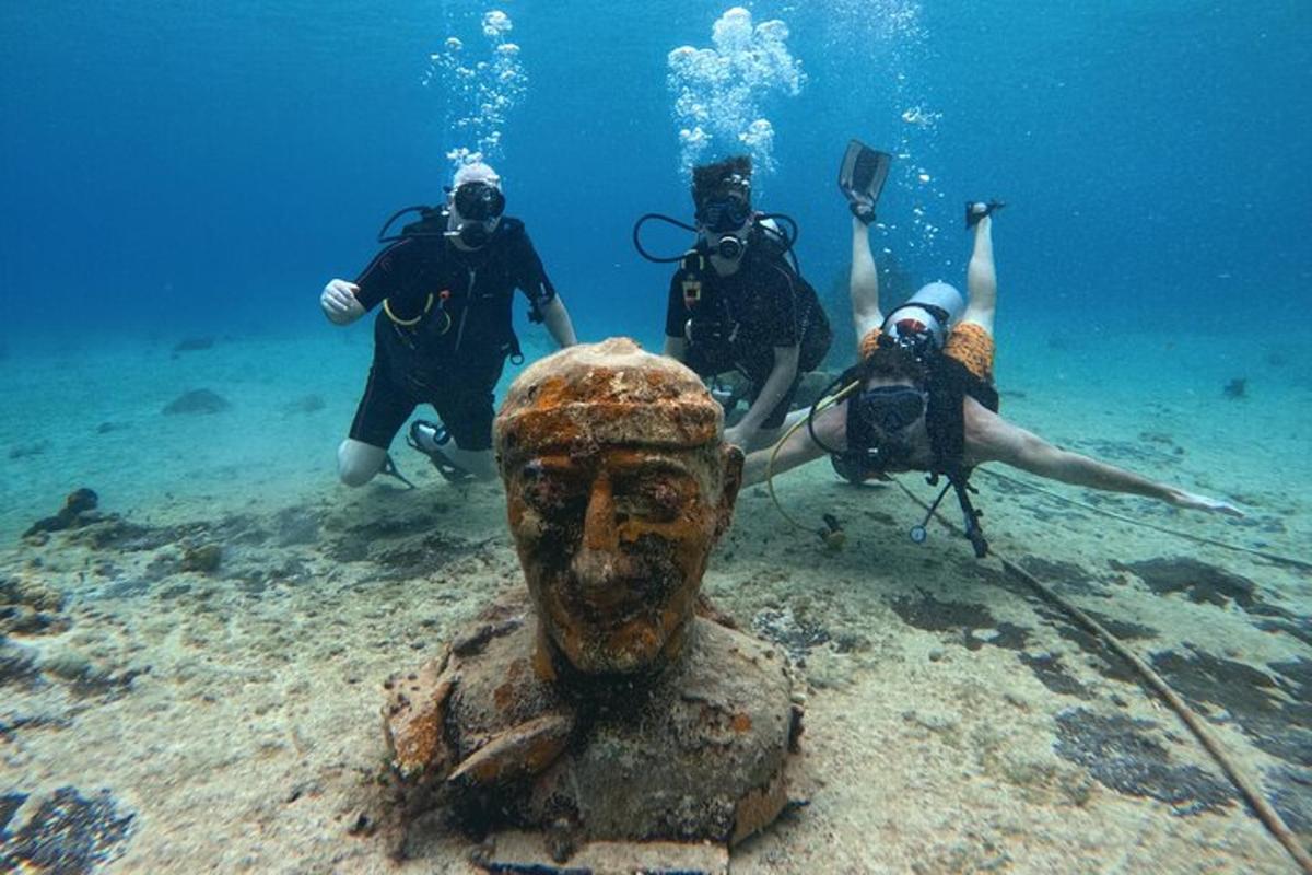 un gruppo di persone che si immergono nell'oceano