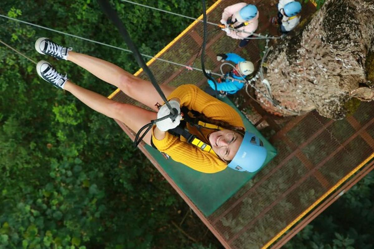 žena jede na zip line