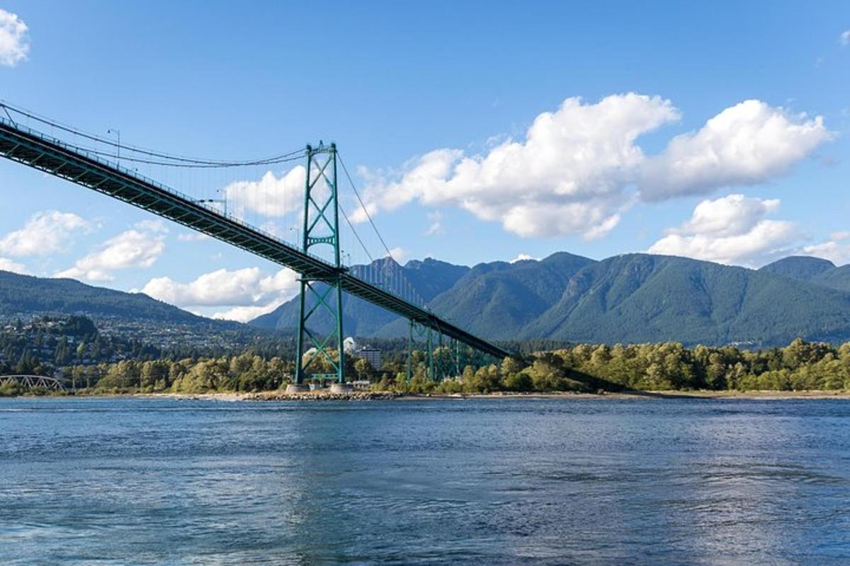 un ponte sopra un fiume con le montagne sullo sfondo