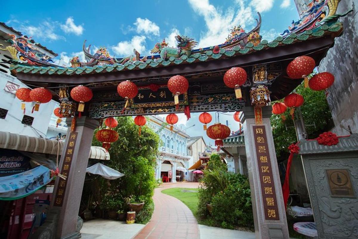 một cổng vòm có đèn lồng đỏ trên phố