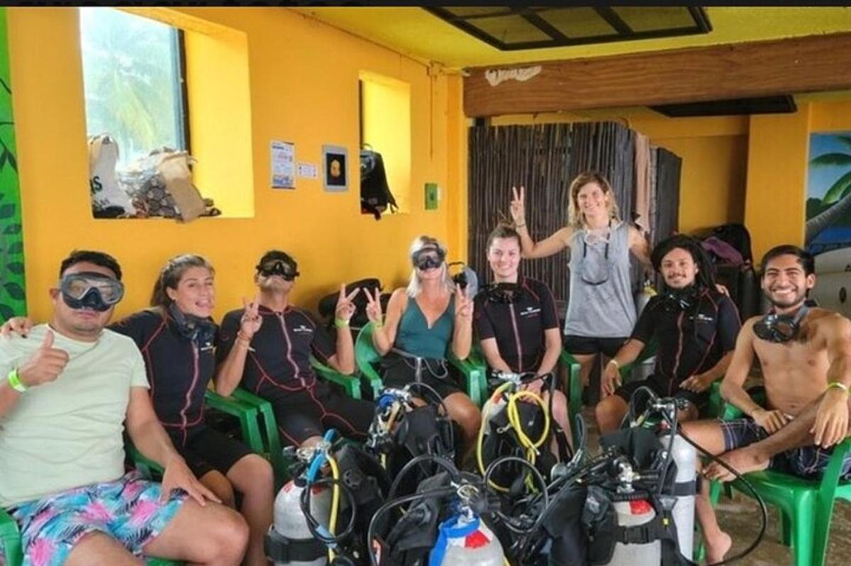 un grup de oameni care pozează pentru o fotografie cu bicicletele lor