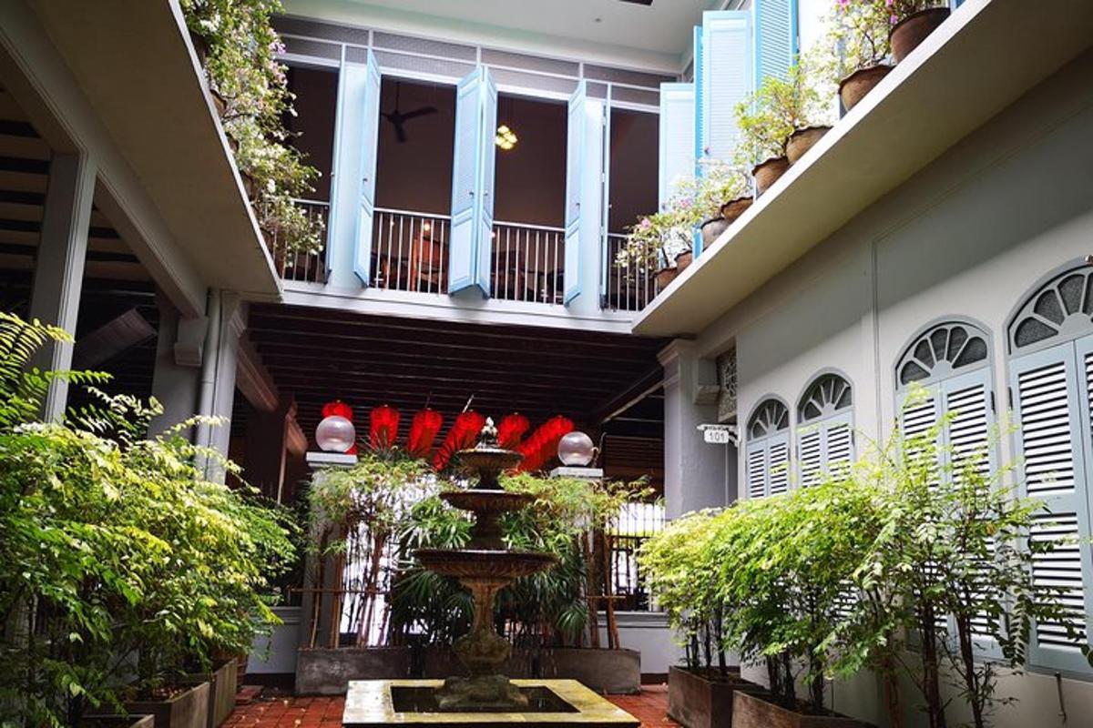 một sân trong có đài phun nước ở giữa tòa nhà