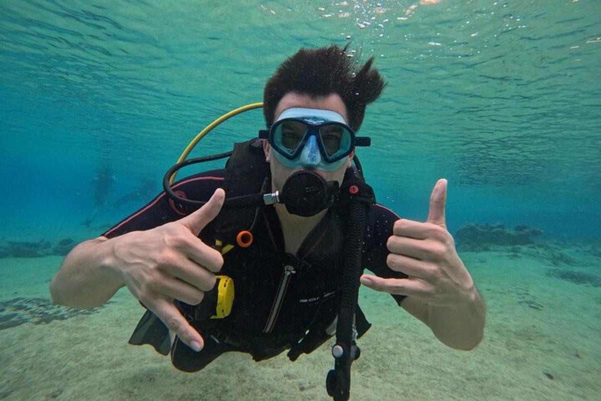 un homme avec un masque de plongée dans l'eau