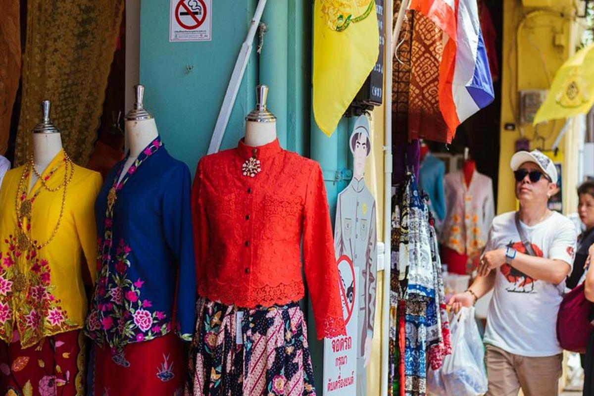 một màn trưng bày quần áo trên ma-nơ-canh trong một cửa hàng