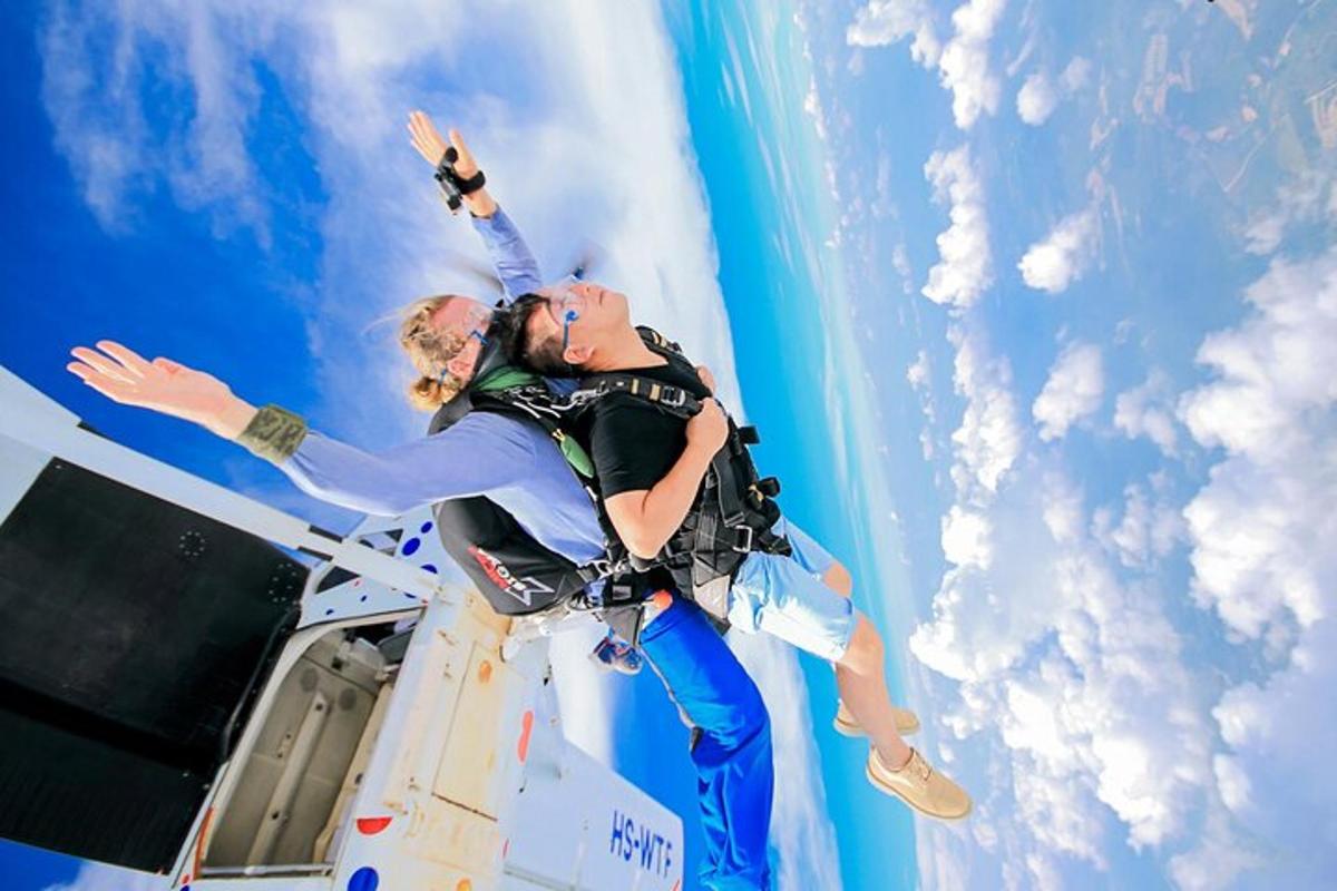 eine Person steht an der Seite eines Flugzeugs