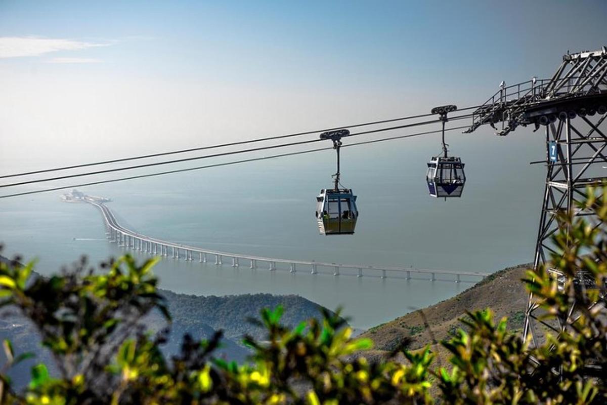 két gondola egy sífelvonón egy hegy felett