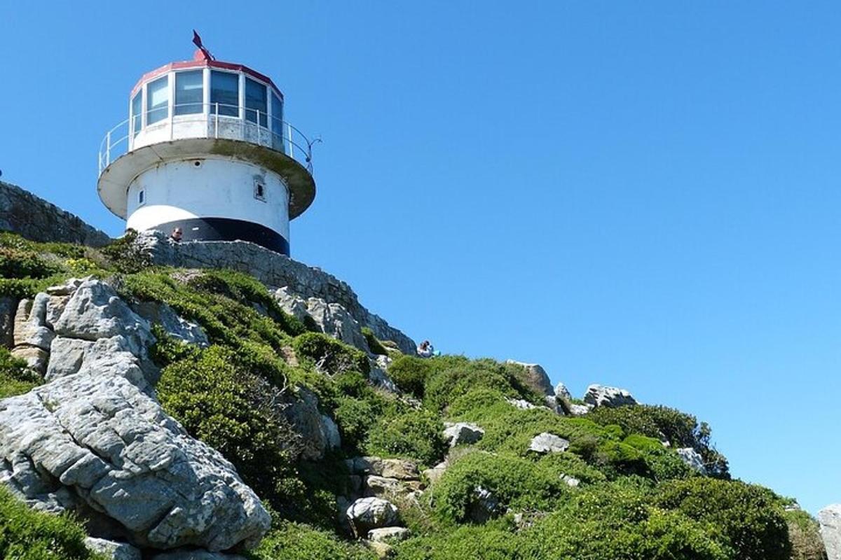 um farol no topo de uma montanha