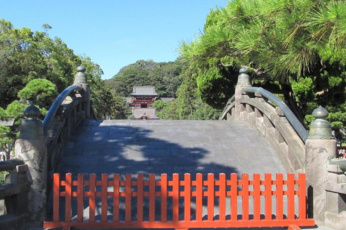 un ponte con una panchina rossa su un ponte