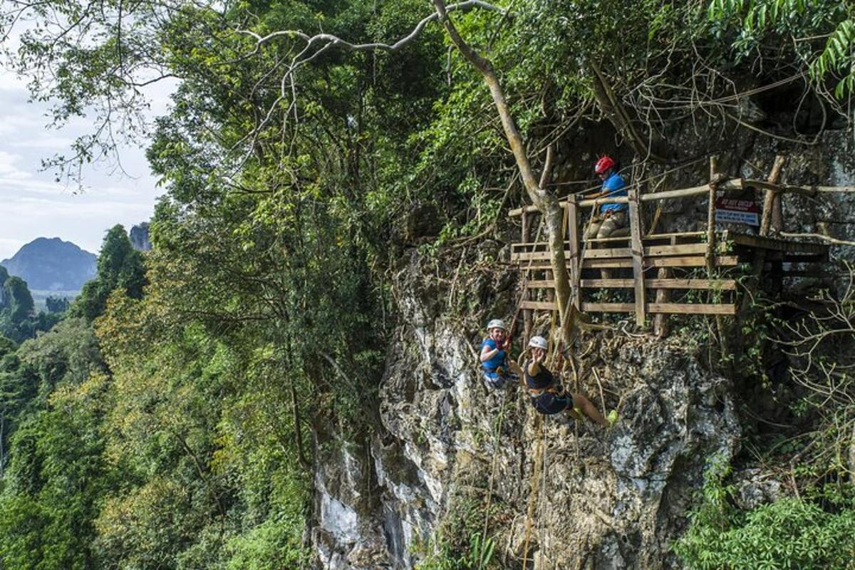 sekelompok orang yang duduk di panggung di sisi gunung