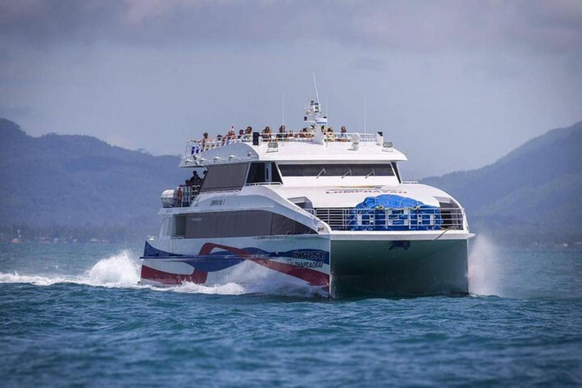 una grande barca in acqua con persone a bordo