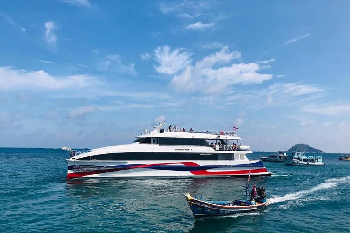 una grande nave in acqua con una piccola barca