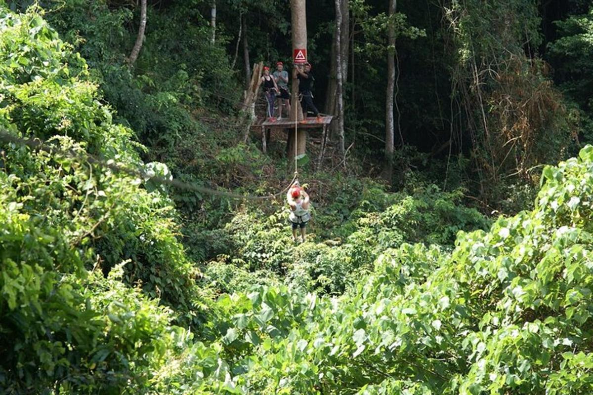 คนกำลังเดินผ่านป่าโดยมีลิฟต์อยู่ด้านหลัง