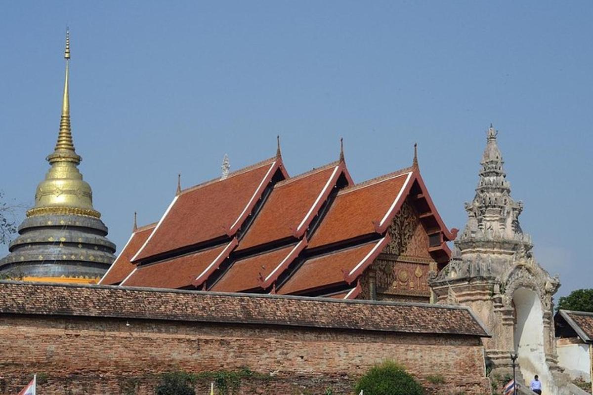 một tòa nhà có mái màu nâu và hai tòa tháp