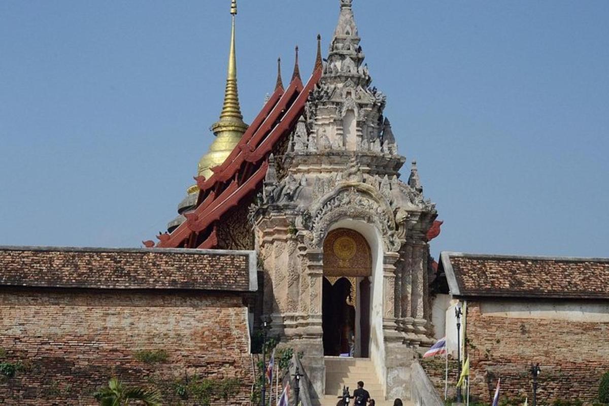 một tòa nhà có một tòa tháp với một tháp chuông trên đó
