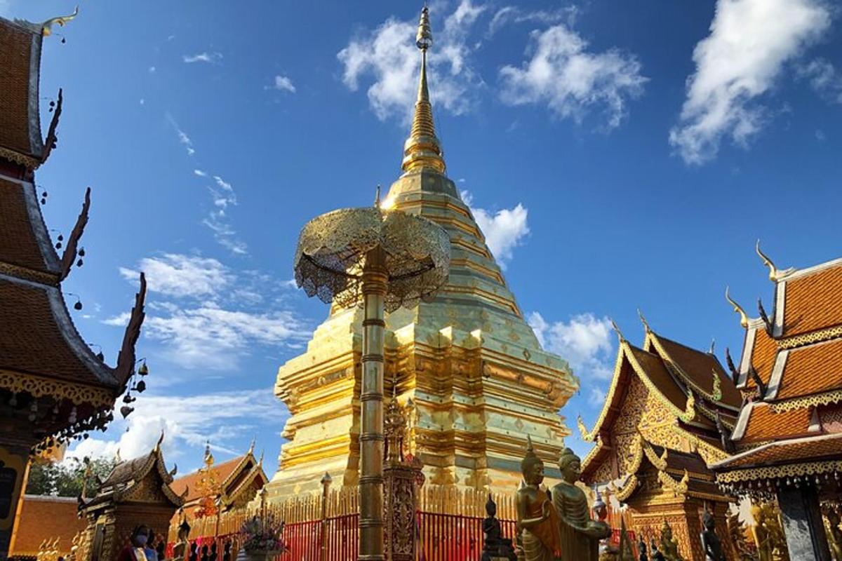 เจดีย์ที่มีไม้กางเขนอยู่ด้านบน