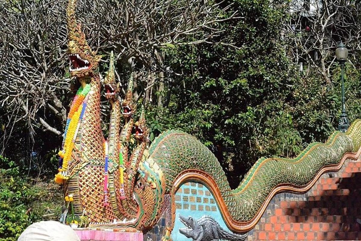 isang estatwa ng dragon sa ibabaw ng bakod