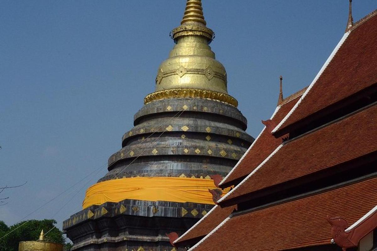 en stor pagode er på himmelen bak en bygning