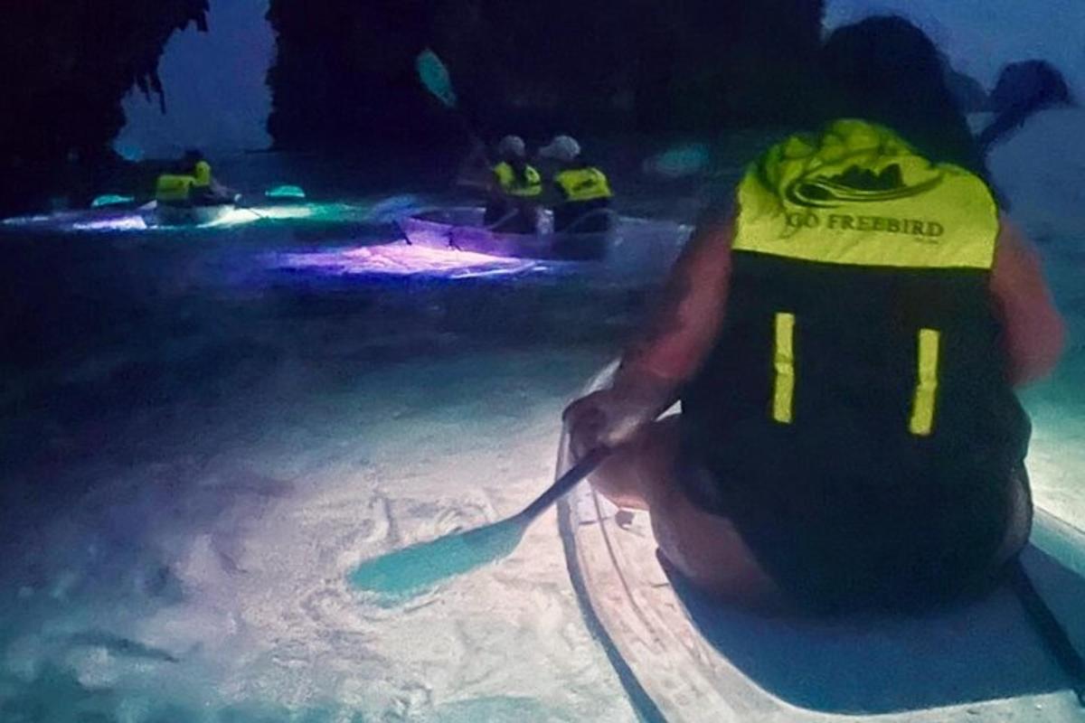 una persona in acqua con una pagaia in una piscina