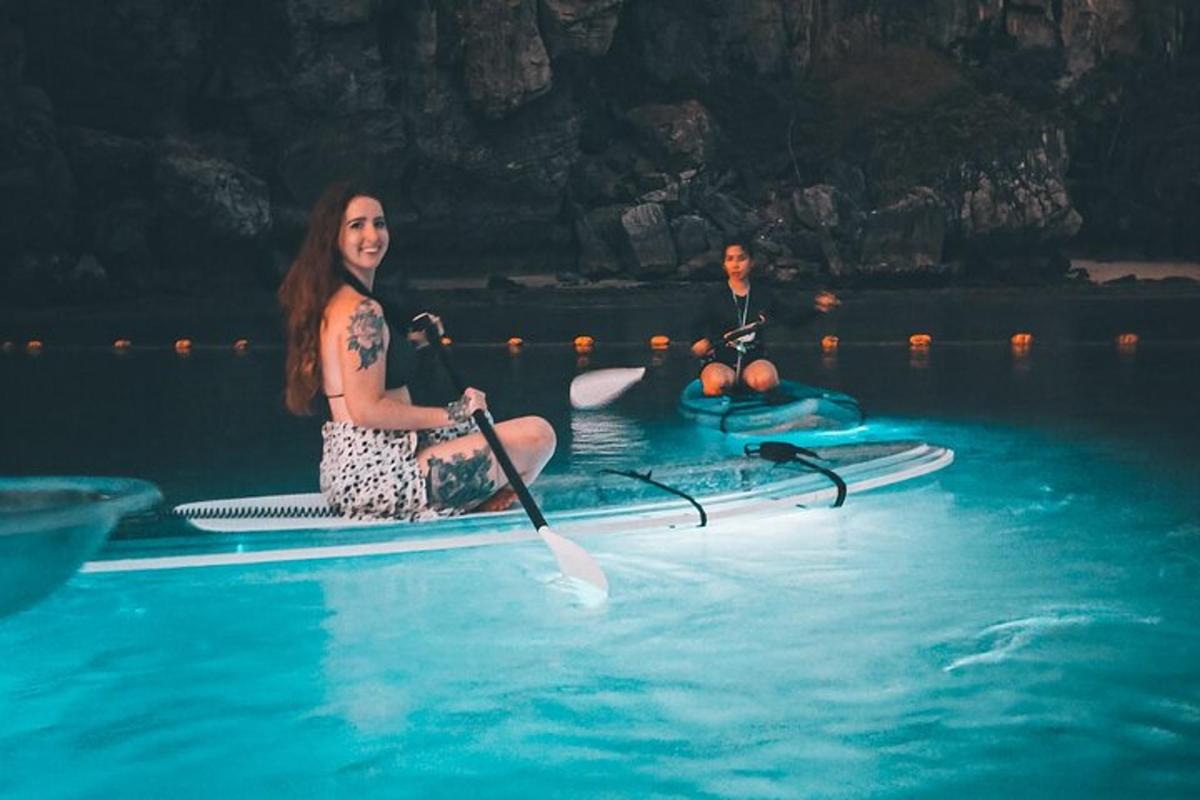 una donna seduta su una tavola da paddle in acqua