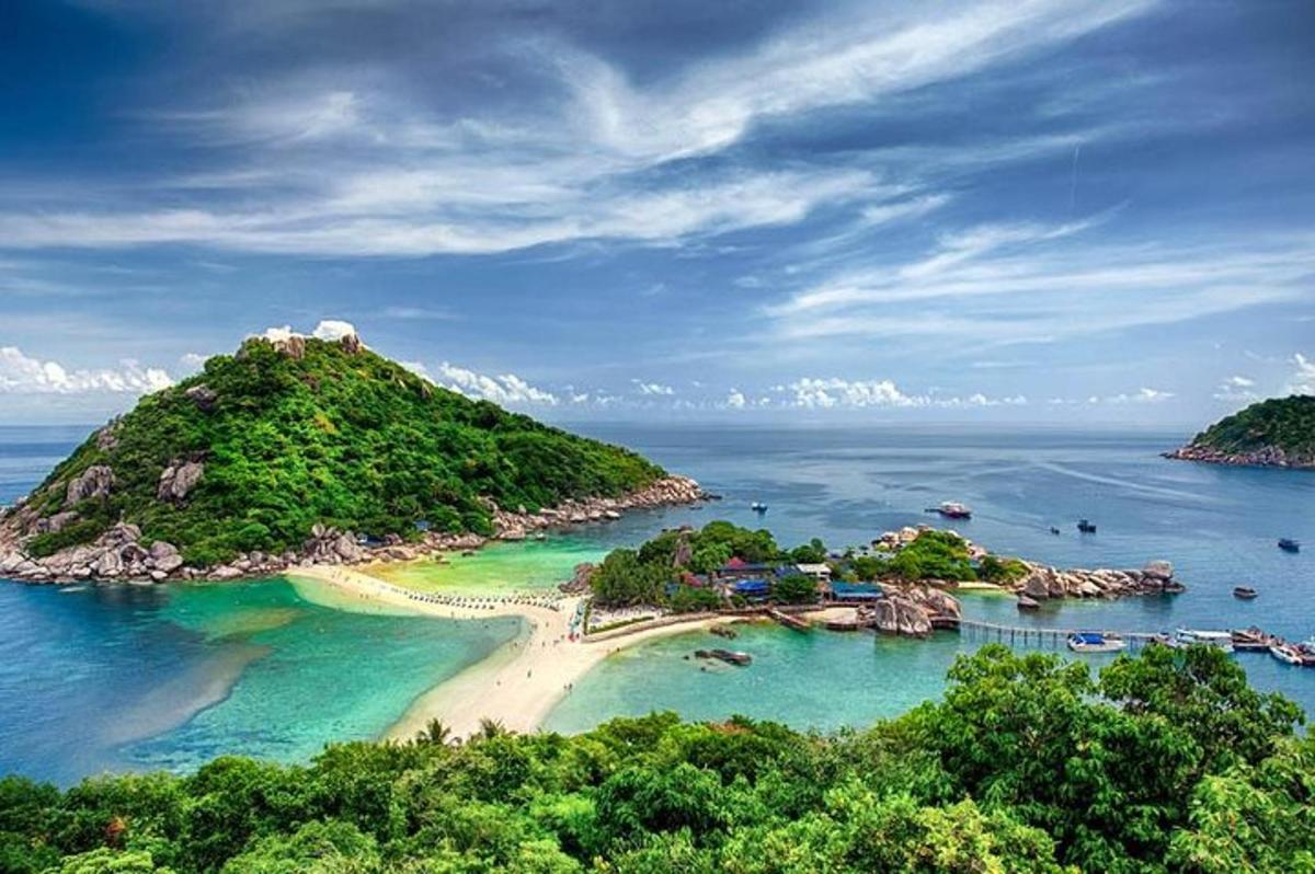 una pequeña isla en el océano con una playa