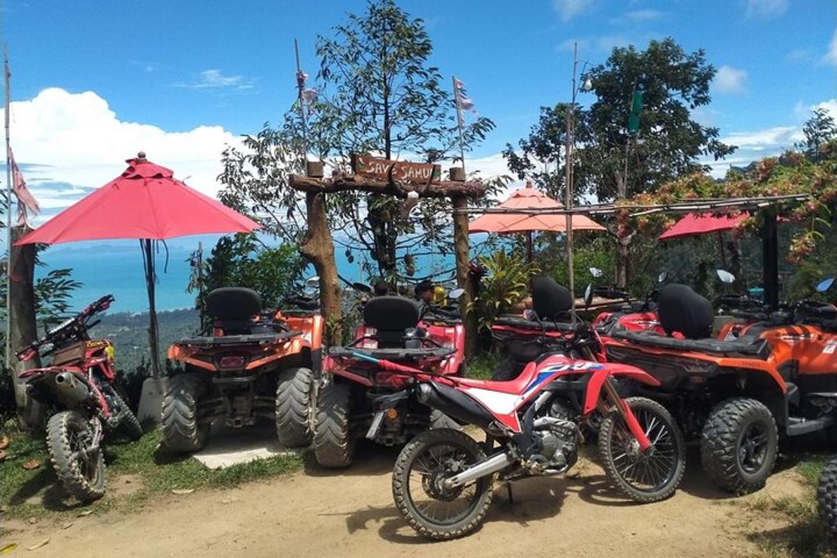 um grupo de quadriciclos e motocicletas estacionados sob guarda-sóis
