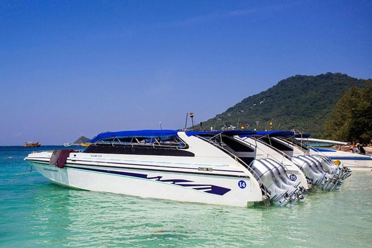 Un barco blanco está sentado en el agua