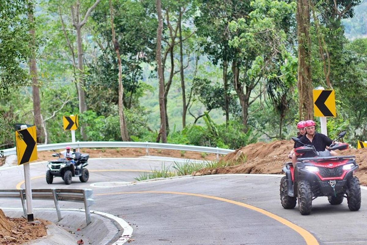 duas pessoas andando de quadriciclo em uma estrada