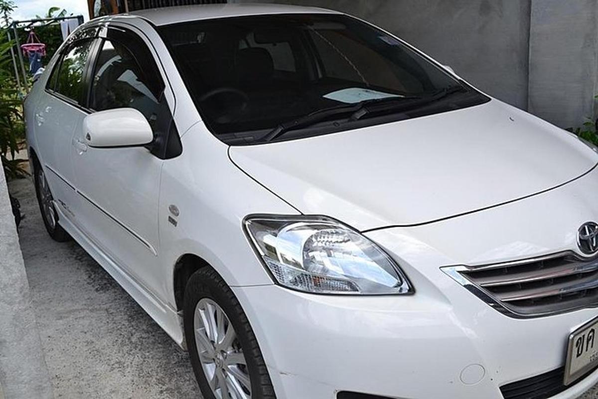 bílé auto zaparkované vedle budovy