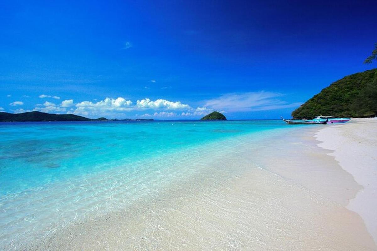 een strand met een boot in het water