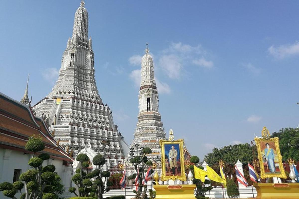 dos temples blancs i alts amb banderes al davant