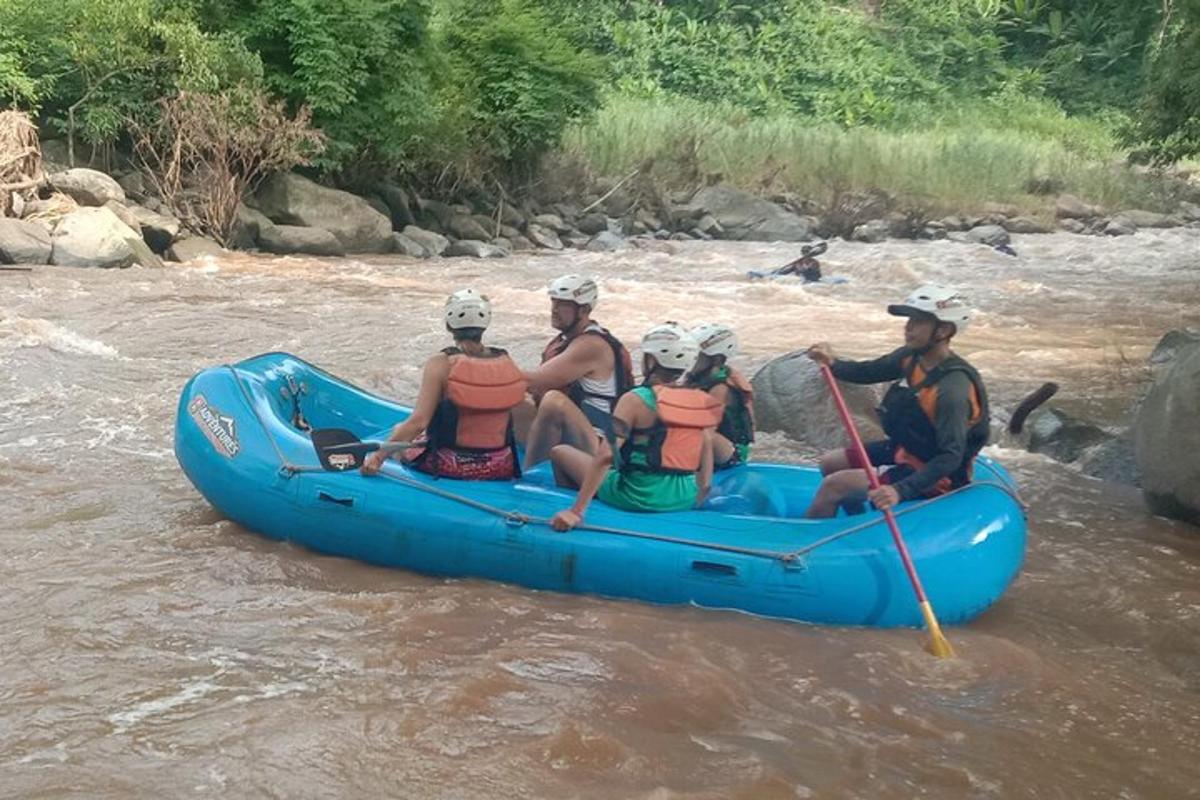 Un grupo de personas sentadas en una balsa en un río.