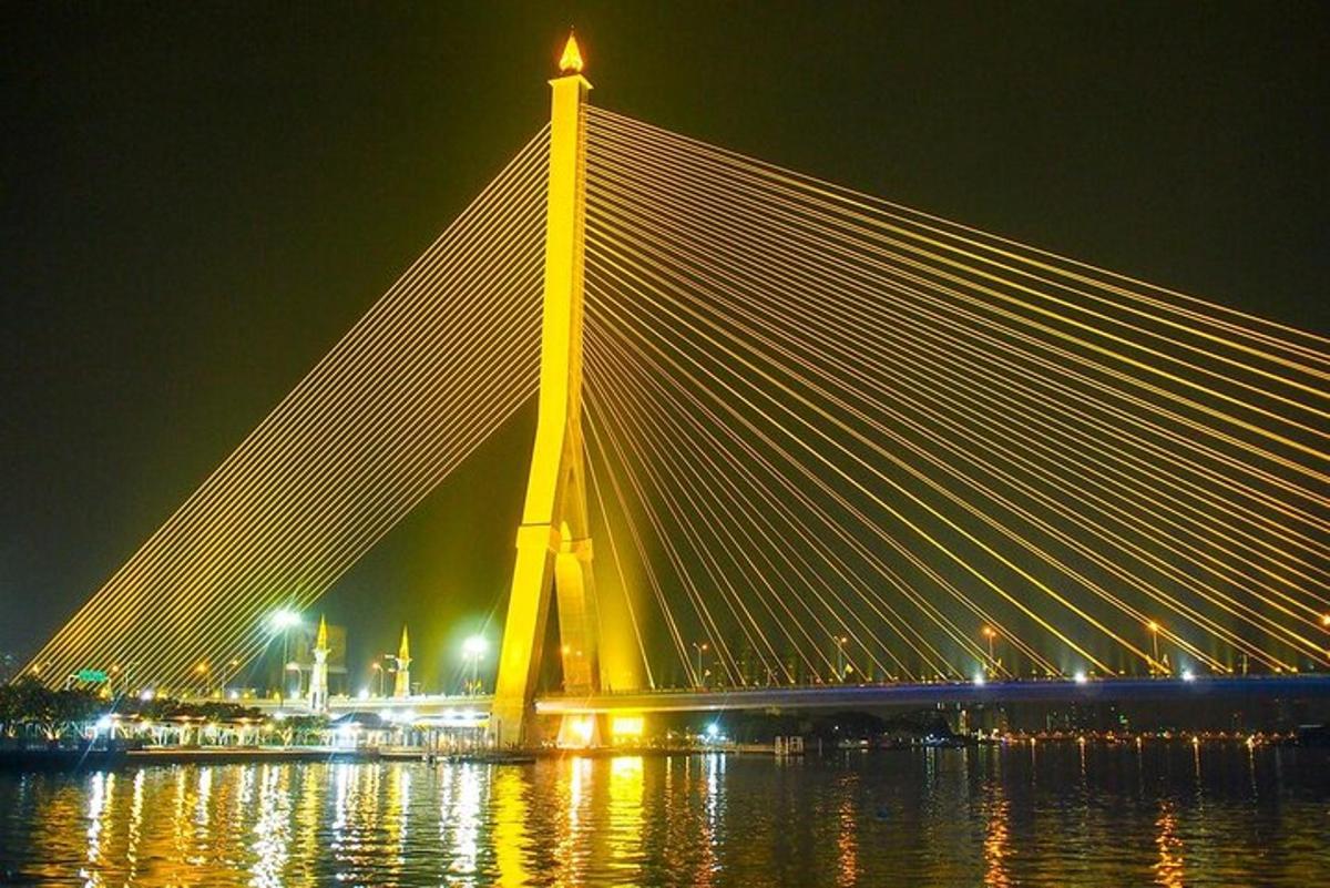 jambatan putih yang besar di atas air pada waktu malam