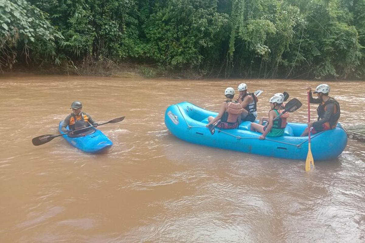 un grupo de personas en una balsa en un río