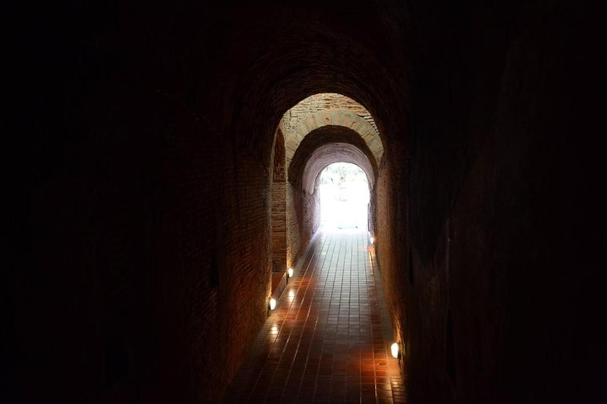 temný tunel se světlem na jeho konci