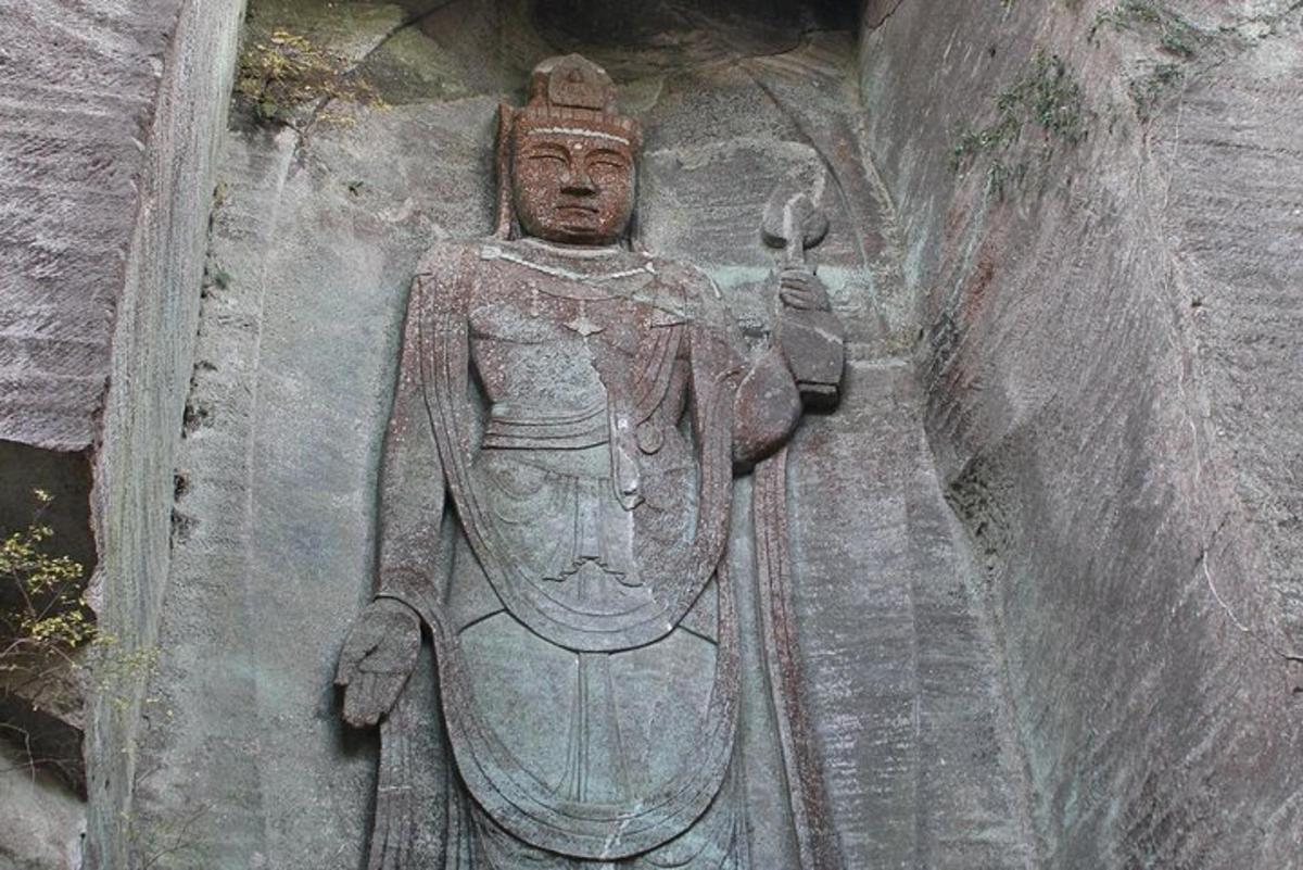 patung di sisi dinding