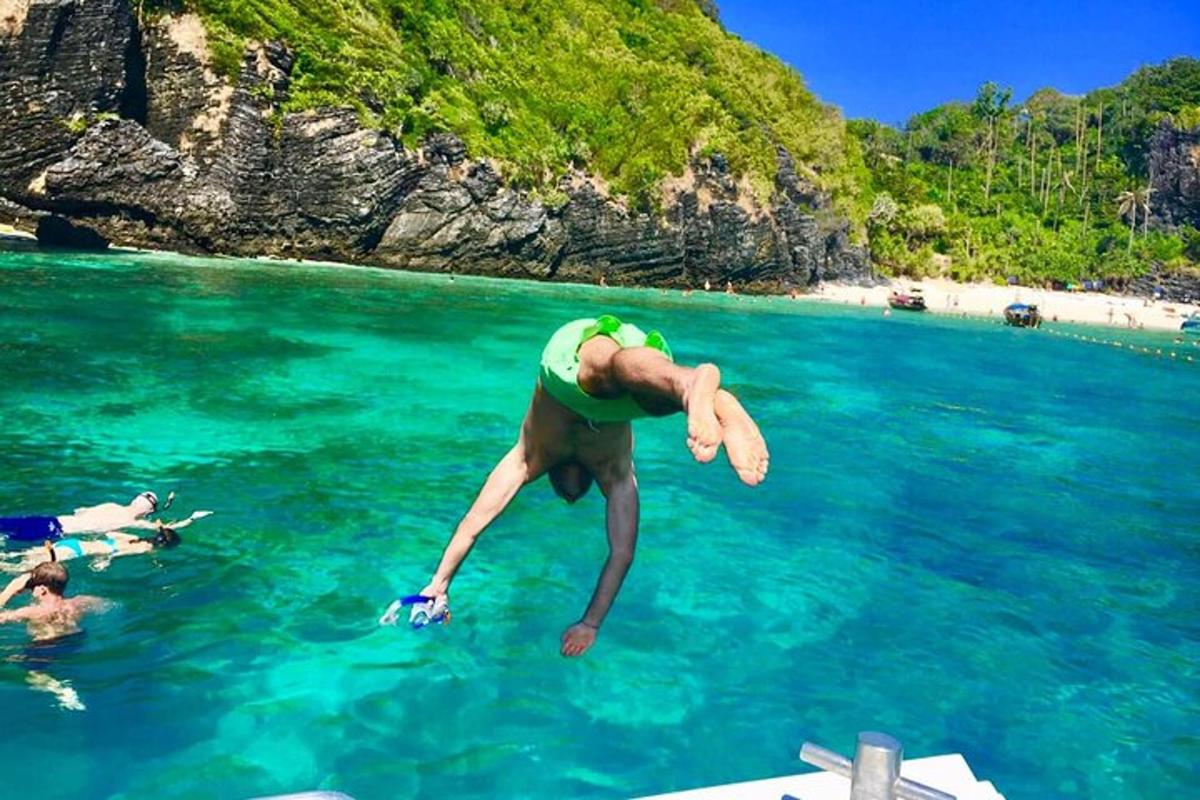 un uomo in acqua su una spiaggia