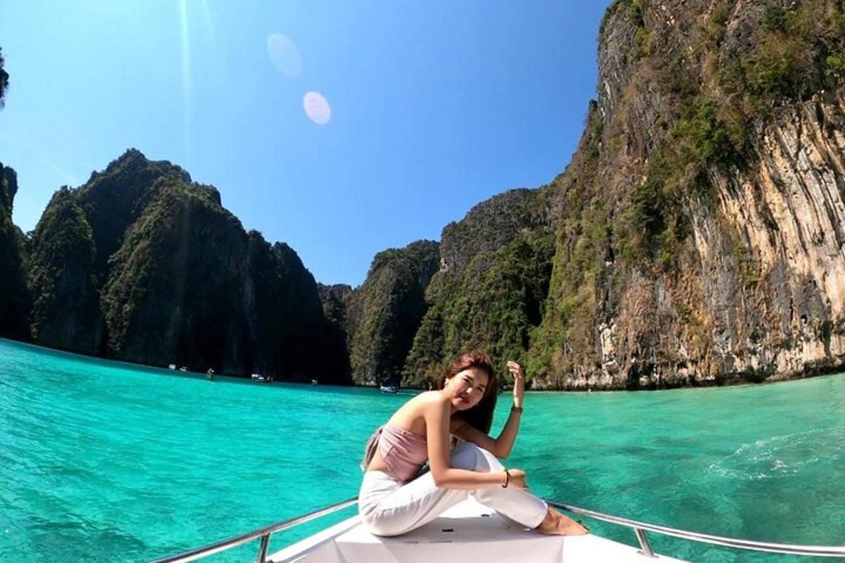 isang babaeng nakaupo sa busog ng isang bangka sa tubig