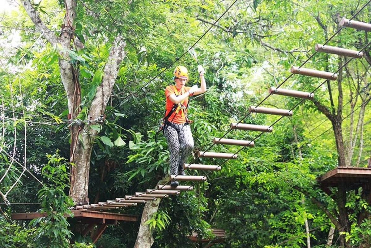 eine Person auf einer Hängebrücke im Dschungel
