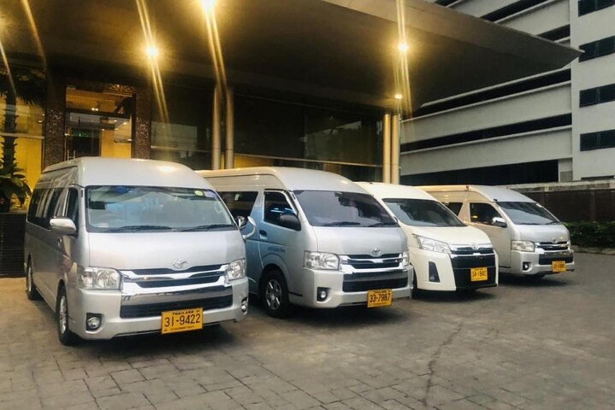 isang hilera ng mga van na nakaparada sa isang parking lot